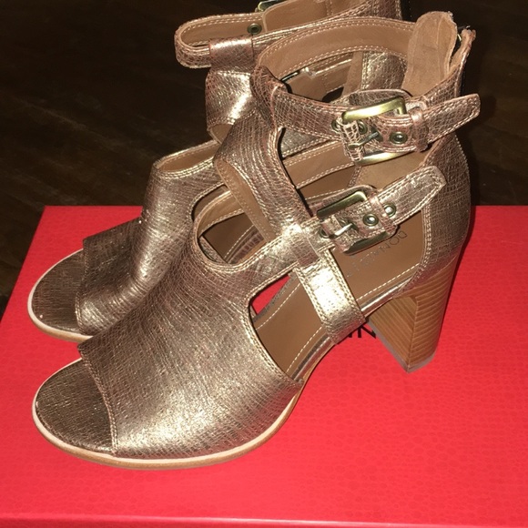 Donald J. Pliner Shoes - Donald Pliner light bronze metallic lizard print